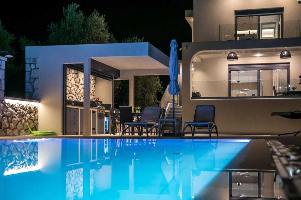 Property building, Night, BBQ facilities, Kitchen or kitchenette, Dining area, Swimming pool, sunbed