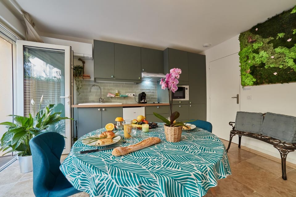 Kitchen or kitchenette, Dining area