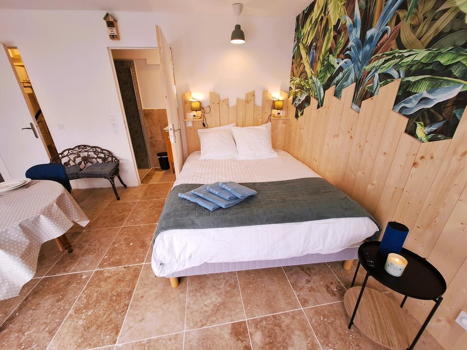Bed, Photo of the whole room, Bedroom, towels
