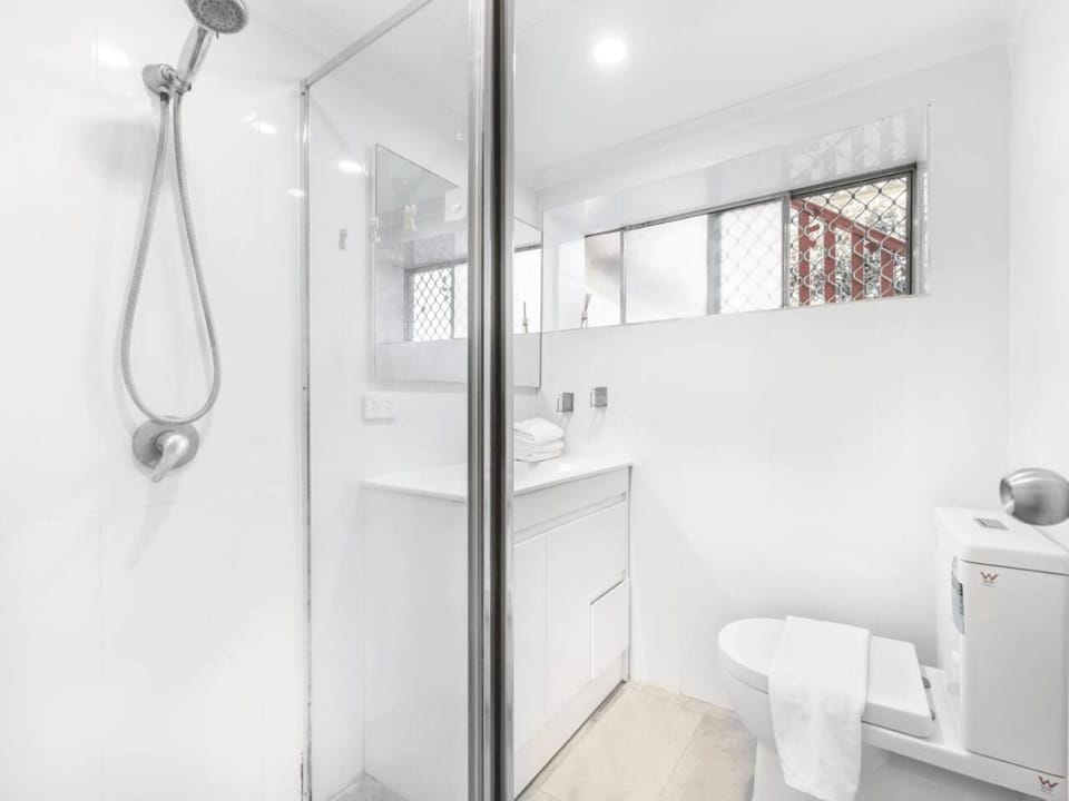 1 Bedroom Unit near Highway Transports n Shops House in Brisbane