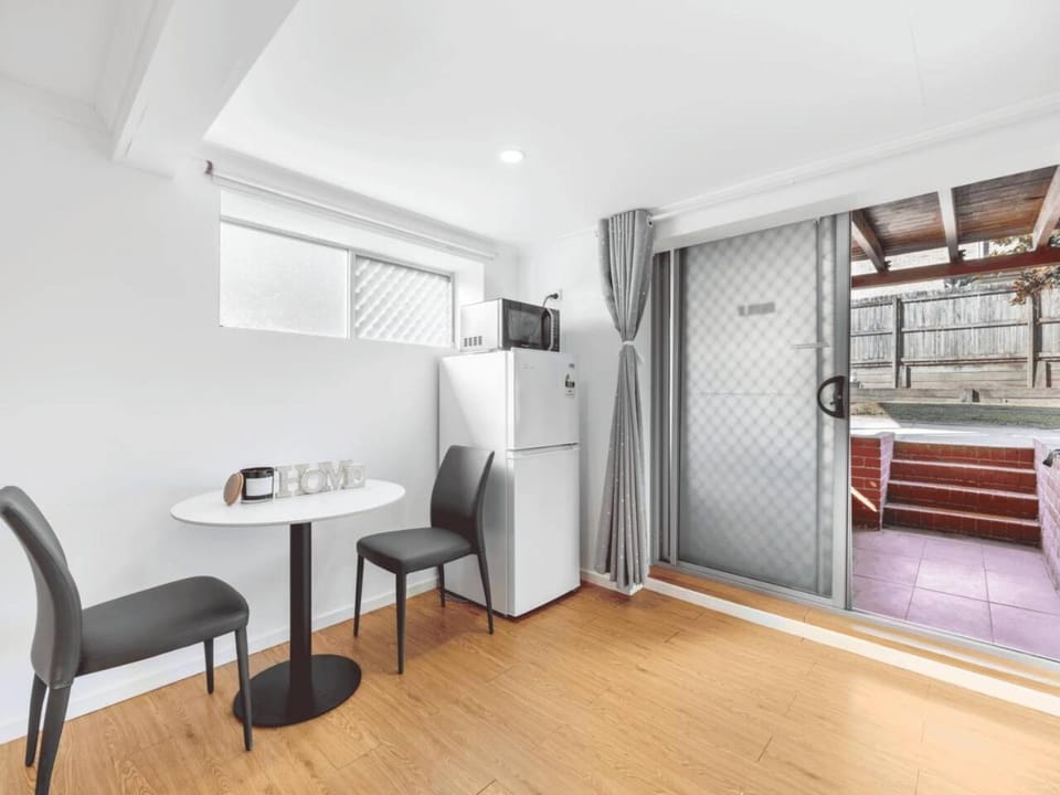 1 Bedroom Unit near Highway Transports n Shops House in Brisbane