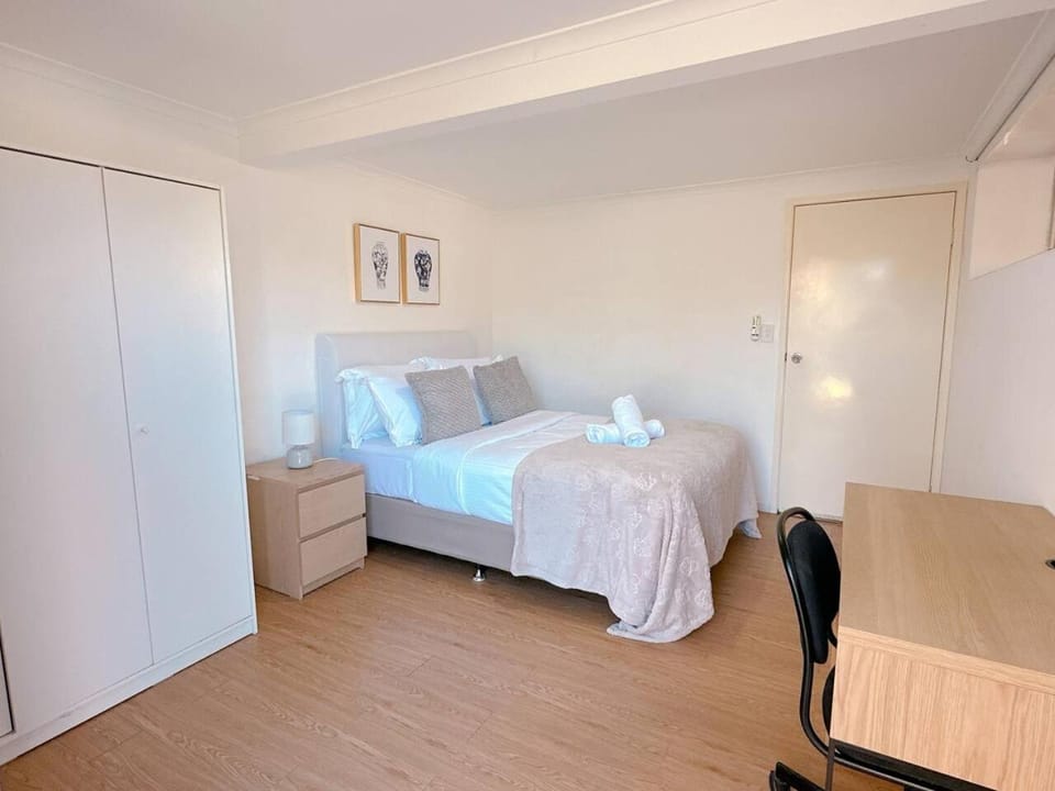 Comfy unit near Garden City Westfield Street Parking House in Brisbane