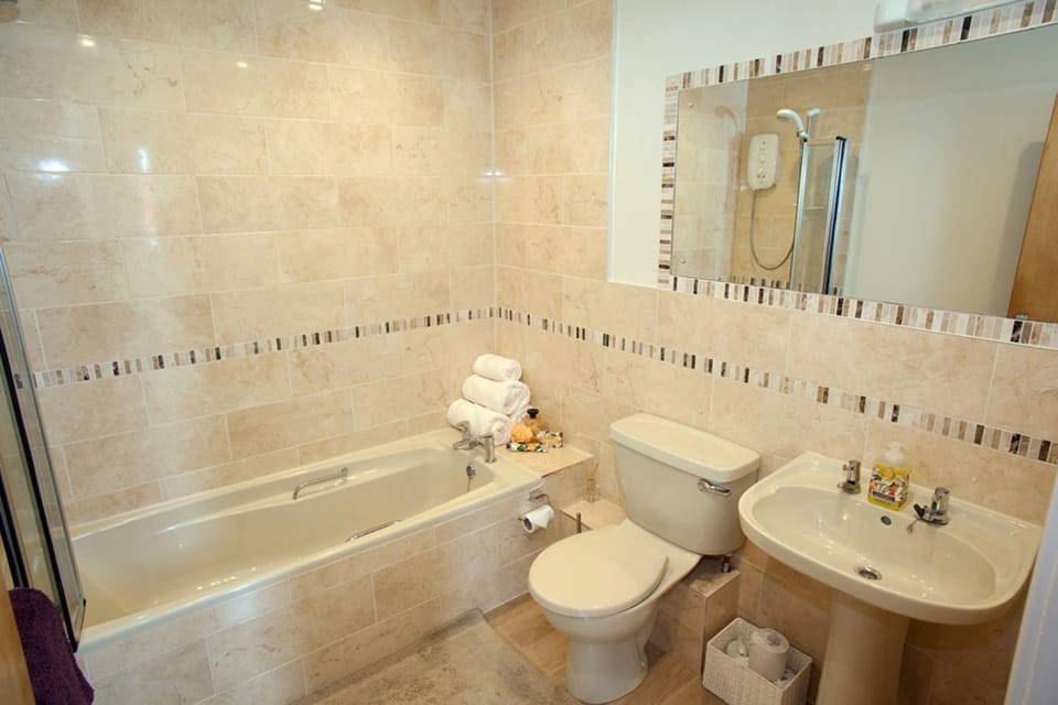 Toilet, Bath, towels