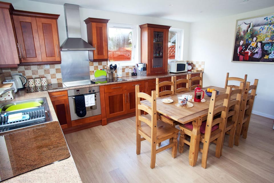 Kitchen or kitchenette, Dining area, stove