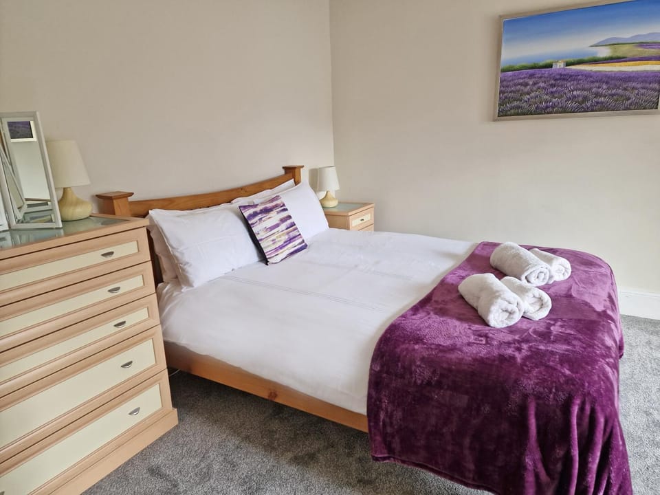Bed, Bedroom, towels