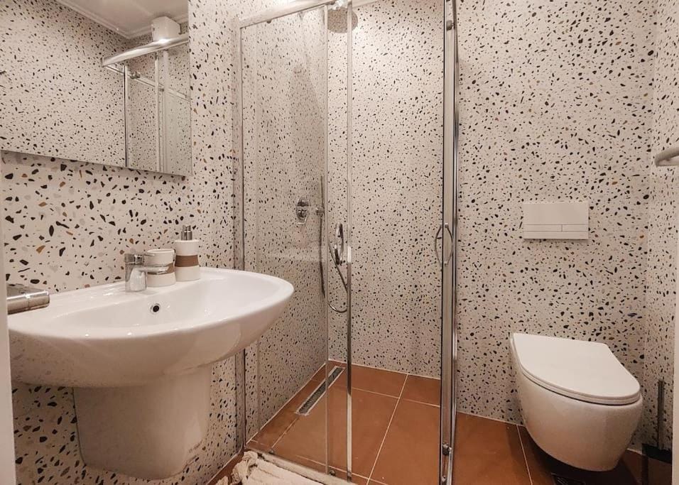 Shower, Toilet, Bathroom