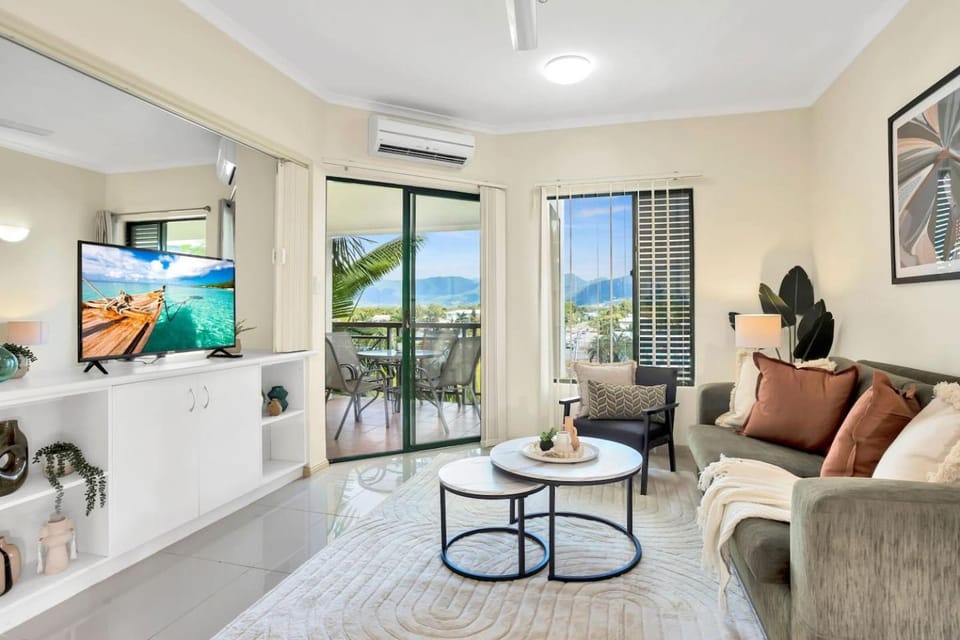 Communal lounge/ TV room, TV and multimedia, Balcony/Terrace, Living room, Seating area, Dining area, Evening entertainment, internet, air conditioner