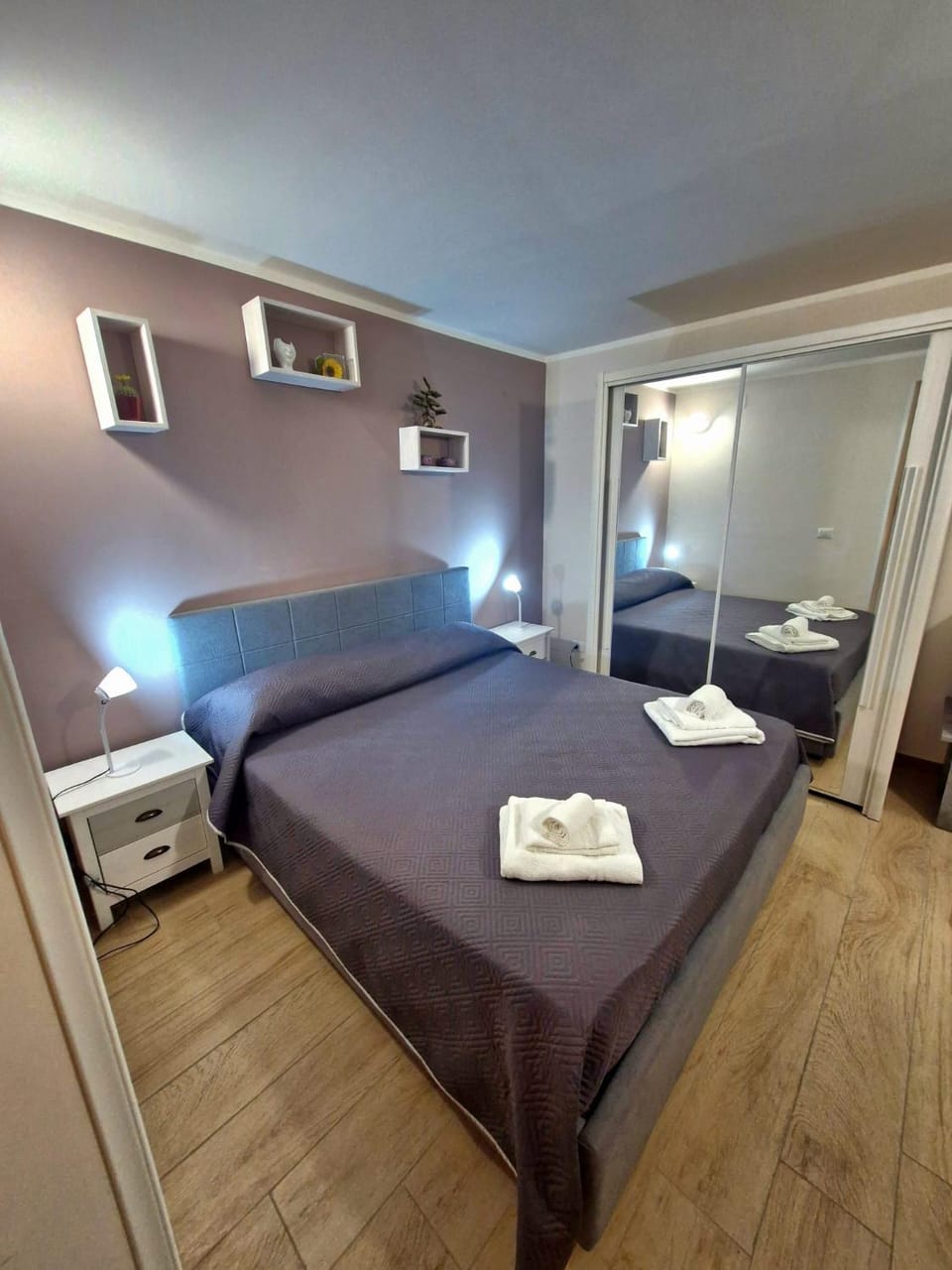 Photo of the whole room, Bedroom, towels