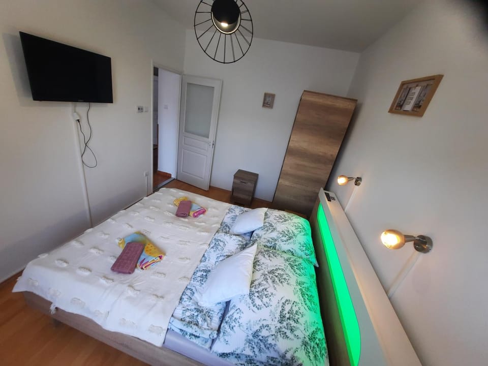 Zöld Béka Apartmanok Kölcsey II Apartment in Hungary