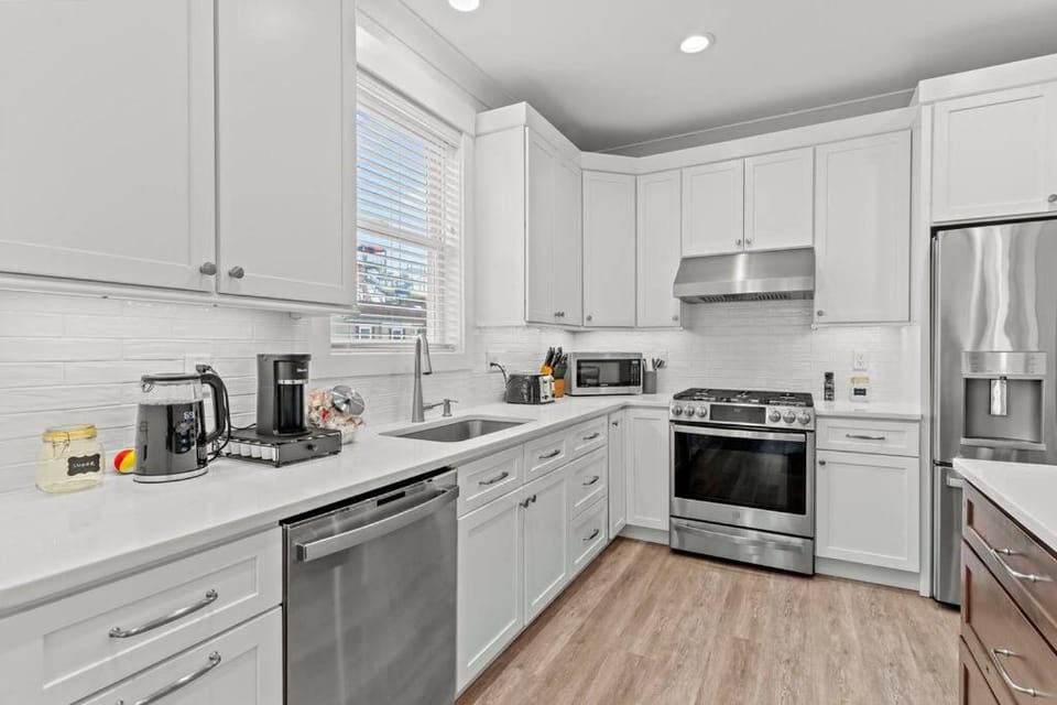 Coffee/tea facilities, Kitchen or kitchenette, dishwasher, stove, toaster
