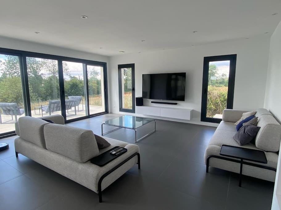 Communal lounge/ TV room, TV and multimedia, Living room, Seating area
