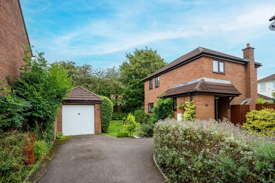 Property building, Day, Garden, Garden view