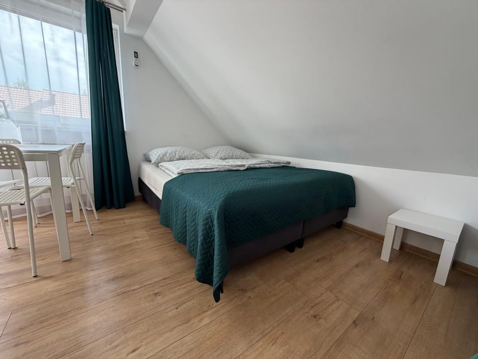 Bed, towels, air conditioner