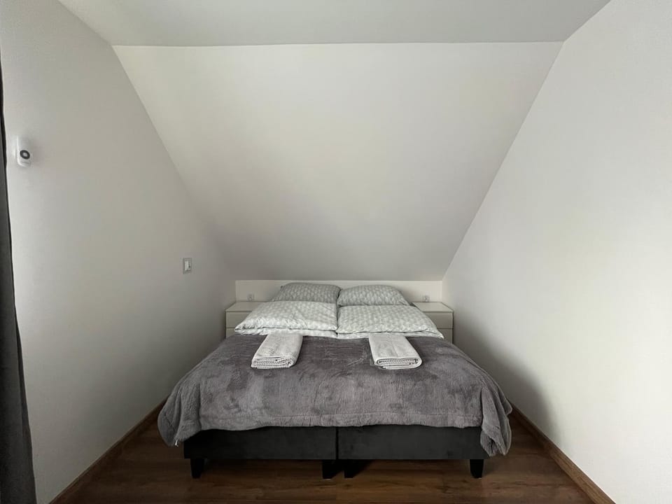 Bed, Bedroom, towels
