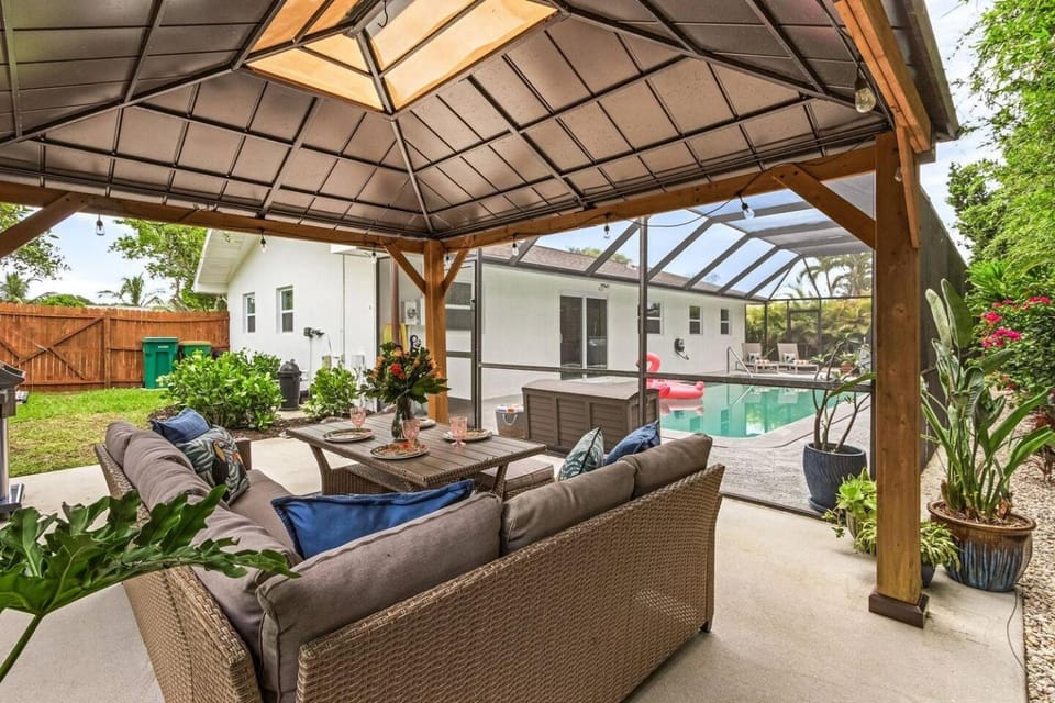 Coastal Naples Pool Retreat 3BR2BA Heated Pool, Hot Tub, Fire Pit & Bikes House in Naples
