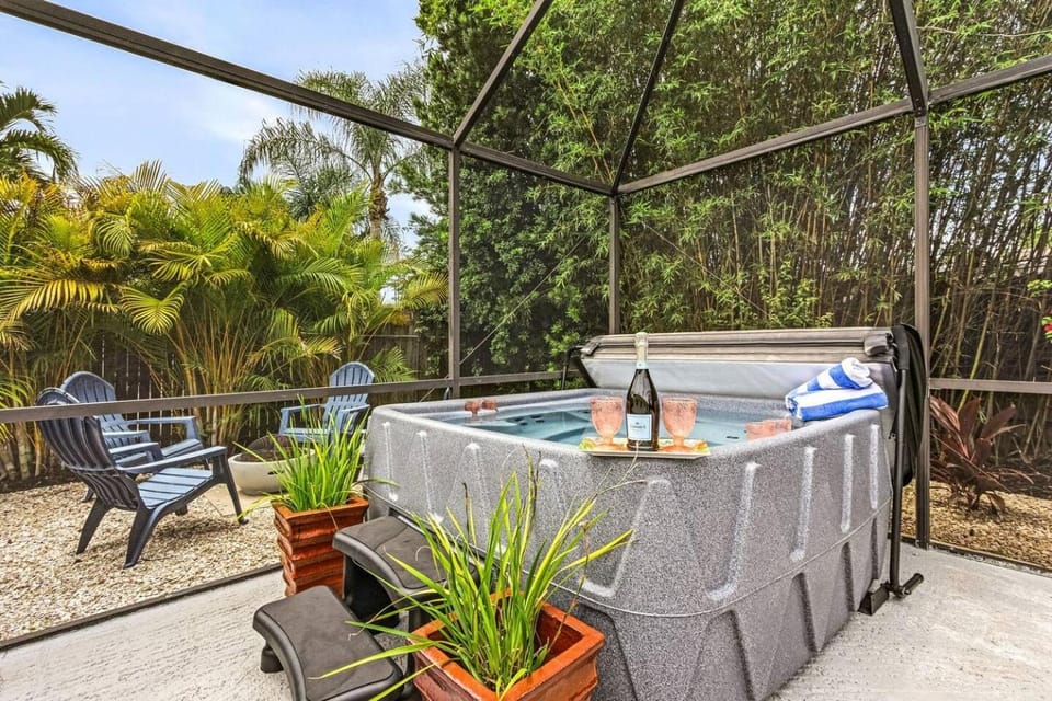 Coastal Naples Pool Retreat 3BR2BA Heated Pool, Hot Tub, Fire Pit & Bikes House in Naples