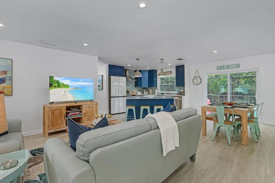 Coastal Naples Pool Retreat 3BR2BA Heated Pool, Hot Tub, Fire Pit & Bikes House in Naples