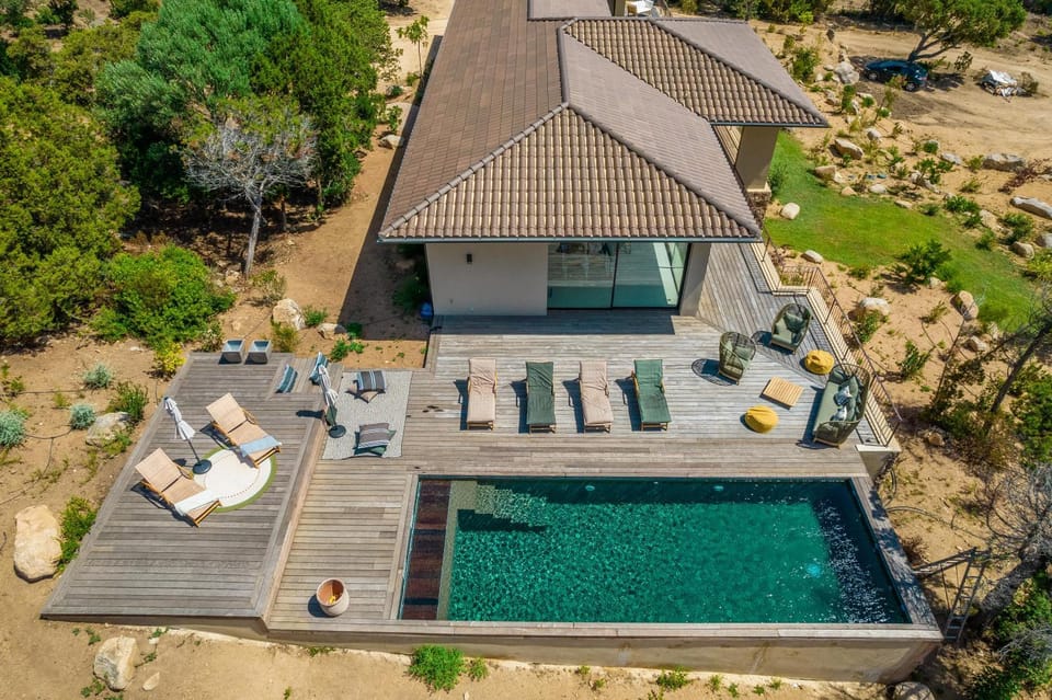 Property building, Patio, Day, Bird's eye view, Garden, Swimming pool, sunbed