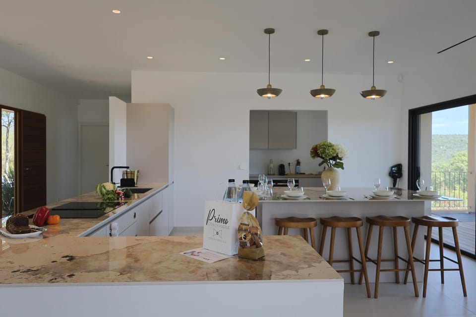 Kitchen or kitchenette, Dining area, stove