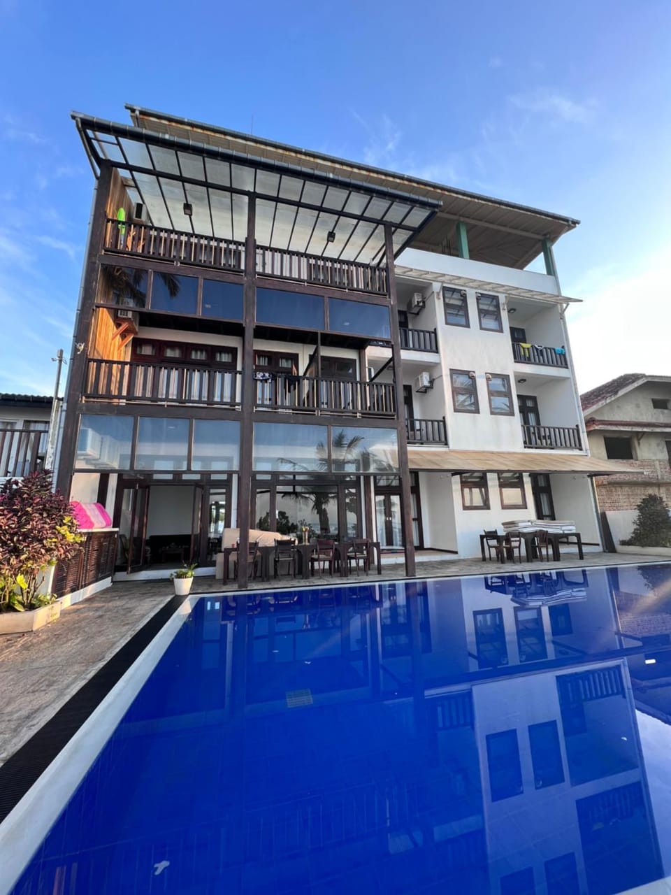 Property building, Patio, Day, Pool view, Swimming pool, sunbed