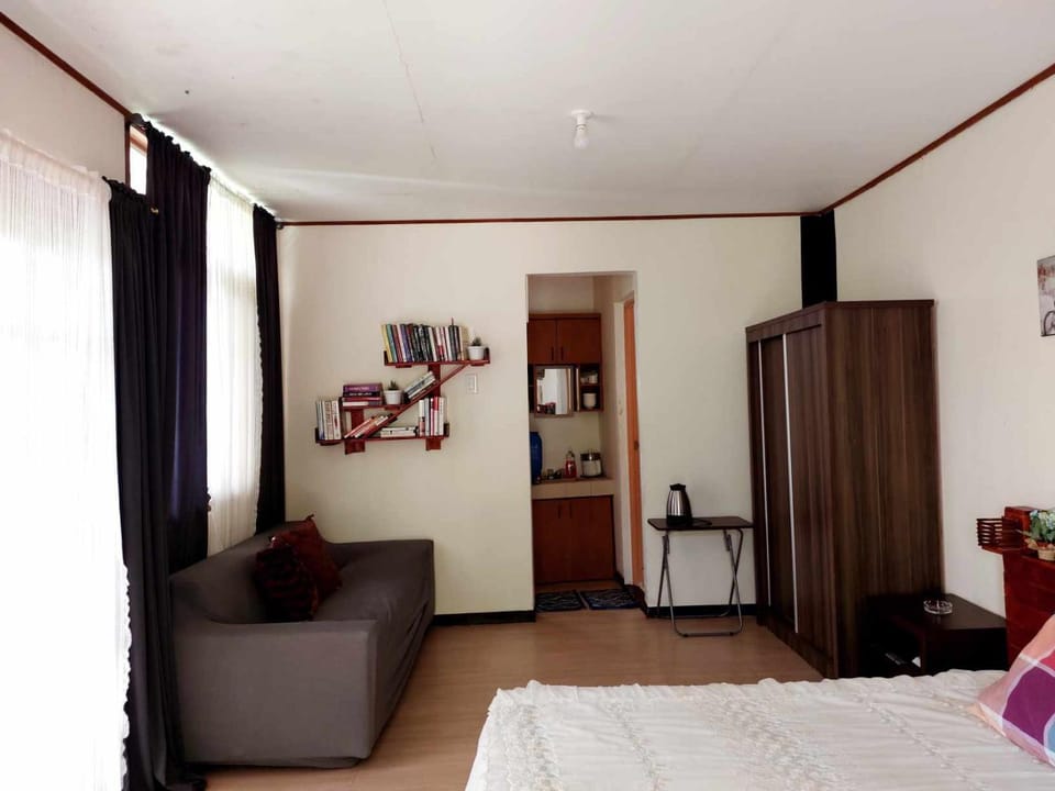 The Lakehouse Studio Tagaytay Country House in Tagaytay