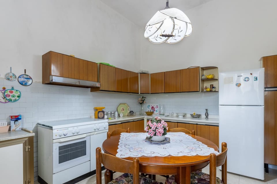 Property building, Kitchen or kitchenette, Living room