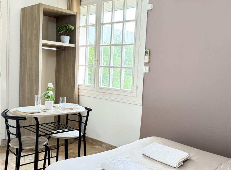 Bed, Photo of the whole room, Dining area, Bedroom