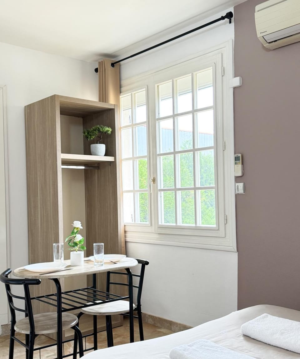 Bed, Kitchen or kitchenette, Photo of the whole room, Dining area, Bedroom, air conditioner