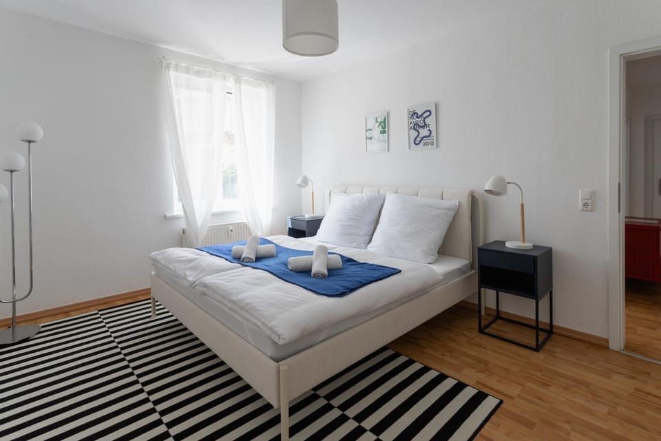 Bed, Bedroom, towels