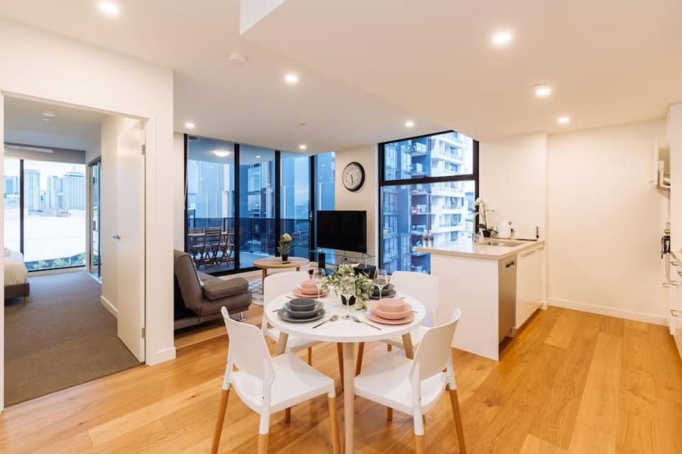Modern 2BR Apt in the Heart of South Brisbane Apartment in Brisbane City
