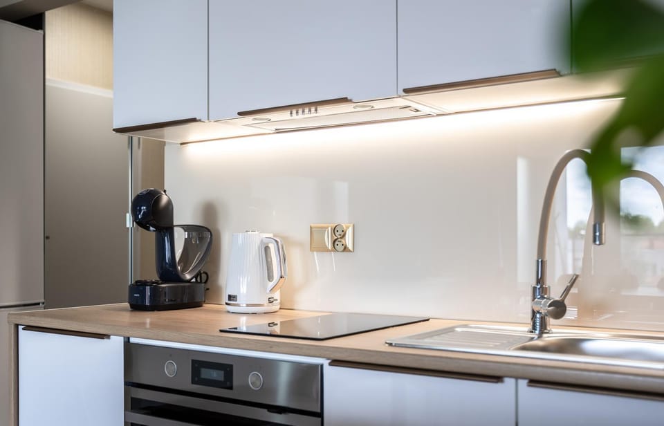 Coffee/tea facilities, Kitchen or kitchenette, dishwasher, stove