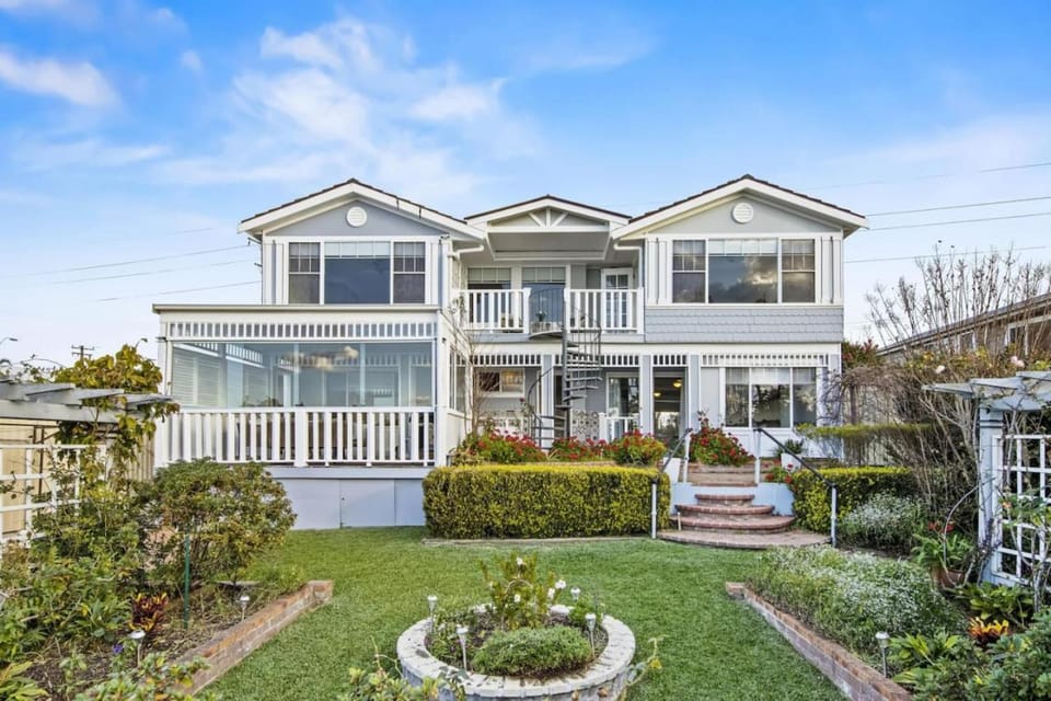 Luxury Waterfront Holiday Home House in Toukley
