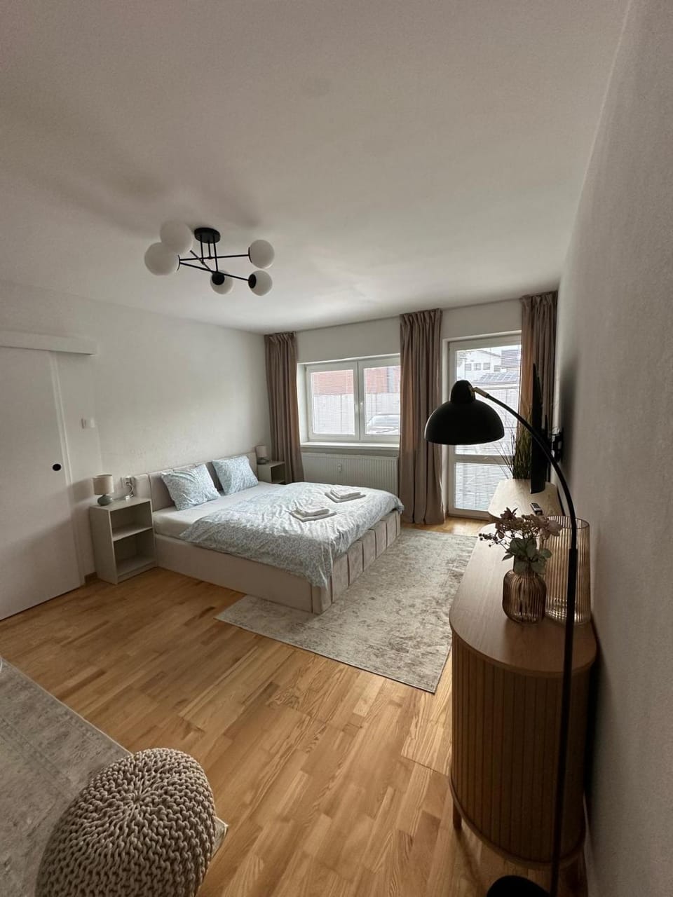 TV and multimedia, Living room, Seating area, Bedroom