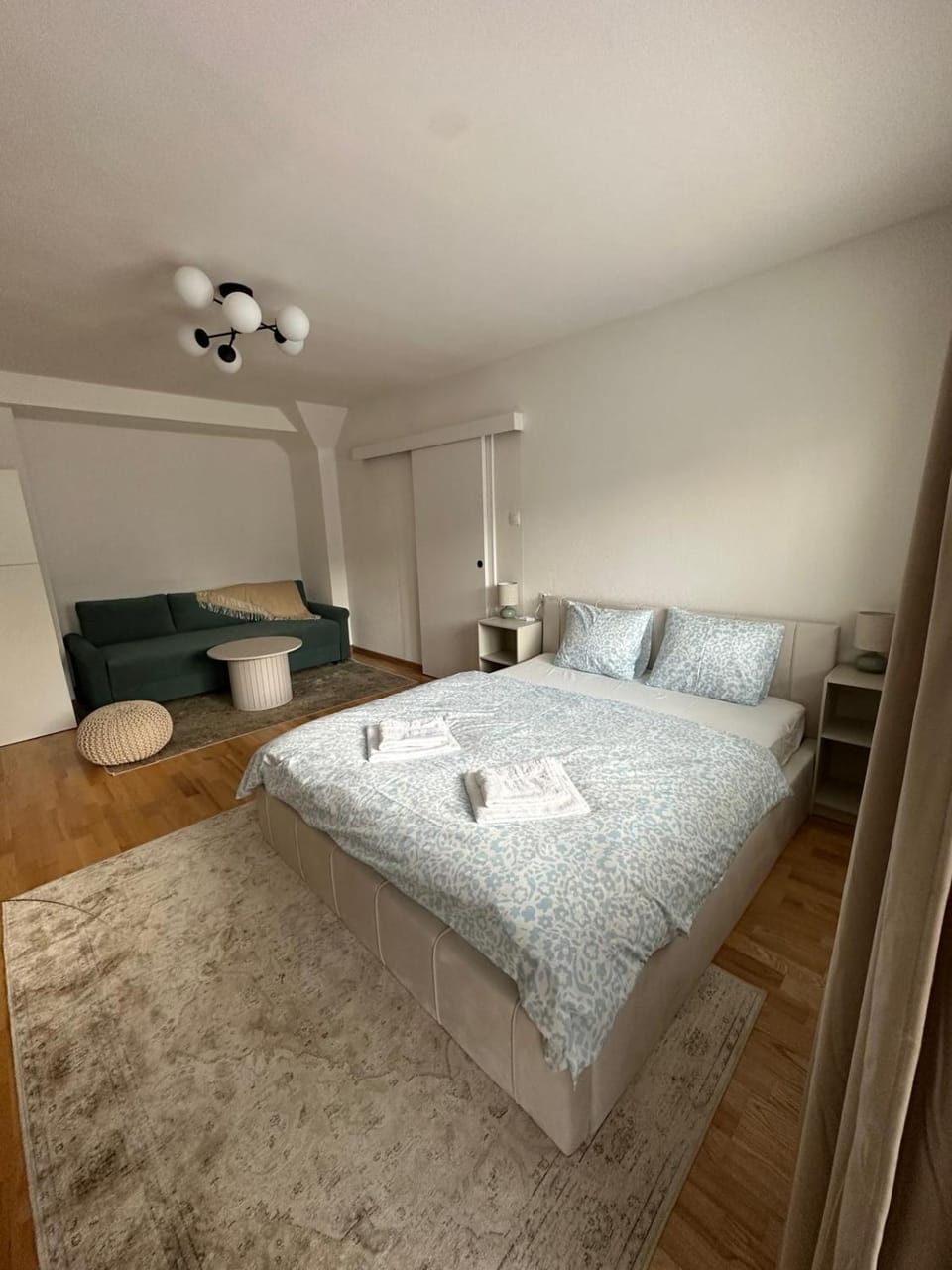 Living room, Seating area, Bedroom, towels
