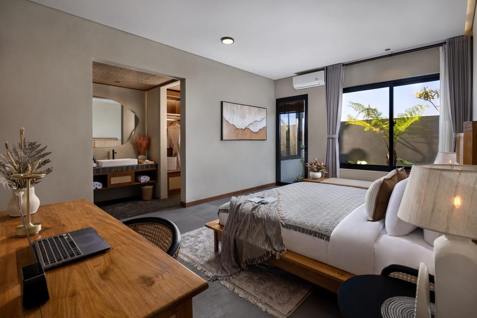 Bed, Photo of the whole room, Seating area, Bedroom