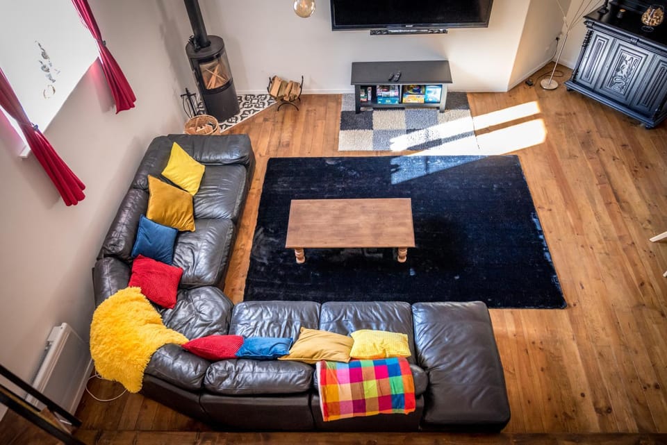 TV and multimedia, Living room, Seating area, Evening entertainment