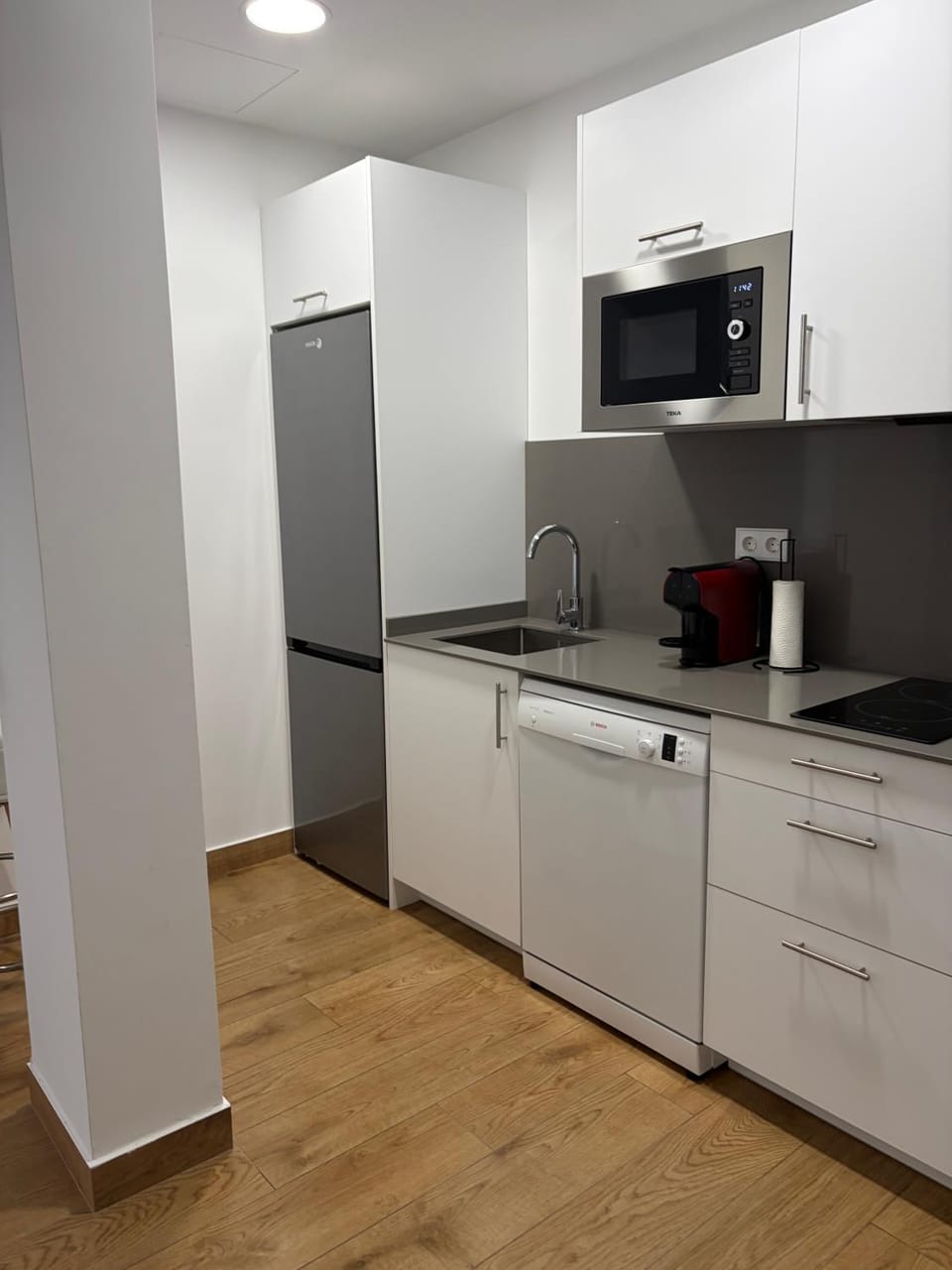 Coffee/tea facilities, dishwasher, microwave, stove, kitchen