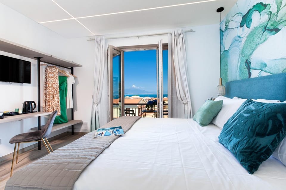 Natural landscape, TV and multimedia, Balcony/Terrace, Photo of the whole room, Bedroom, Sea view