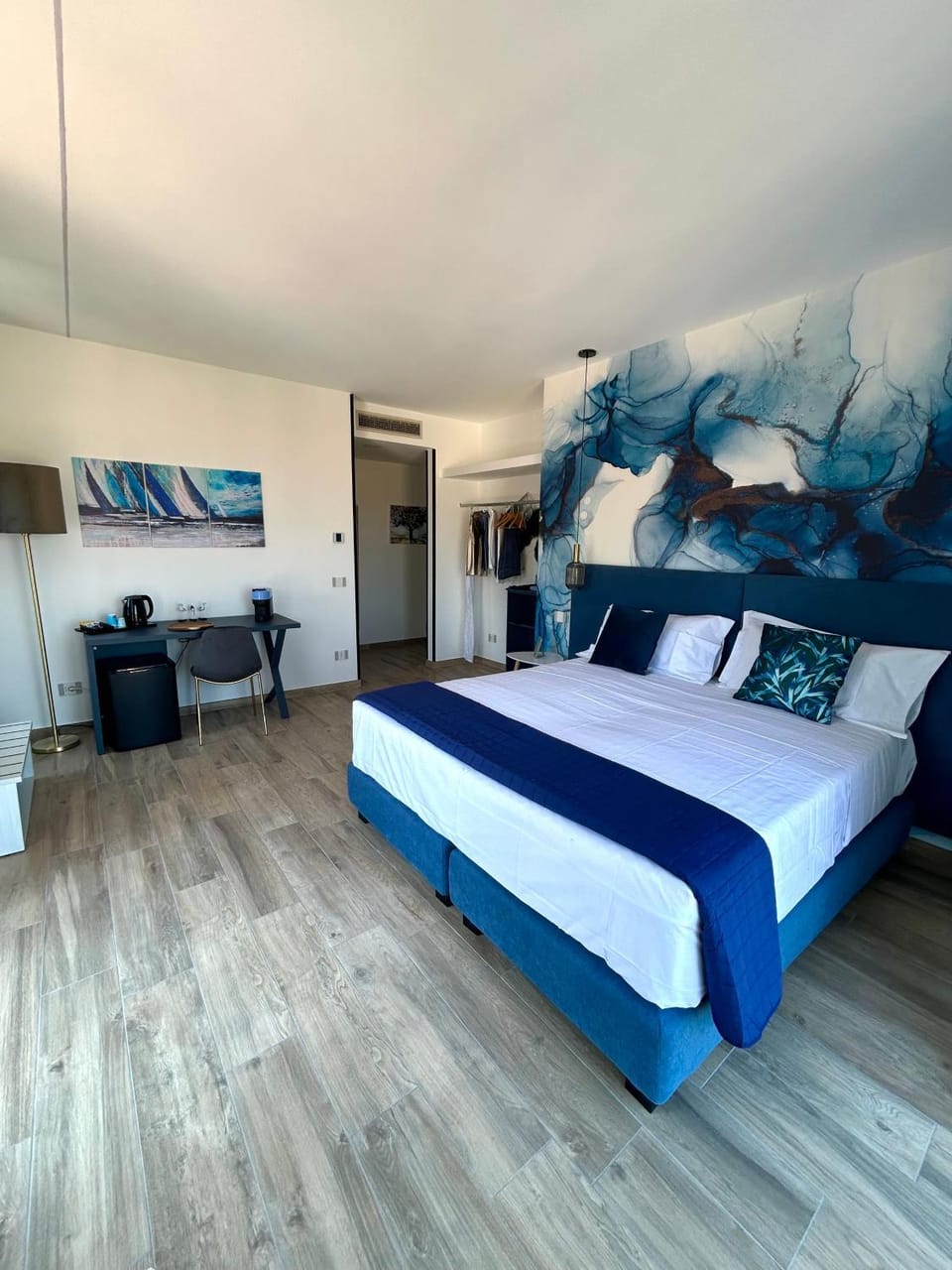 Photo of the whole room, Bedroom, furniture, locker, minibar