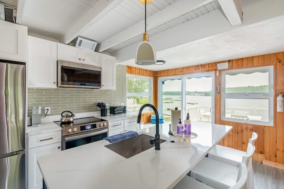 Kitchen or kitchenette, Dining area, microwave, oven