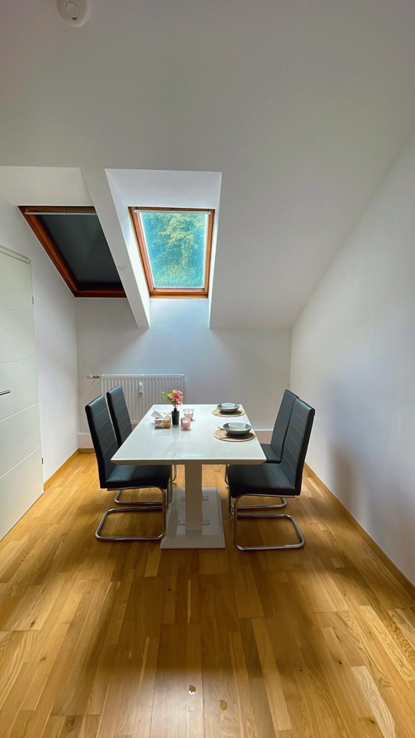 Seating area, Dining area