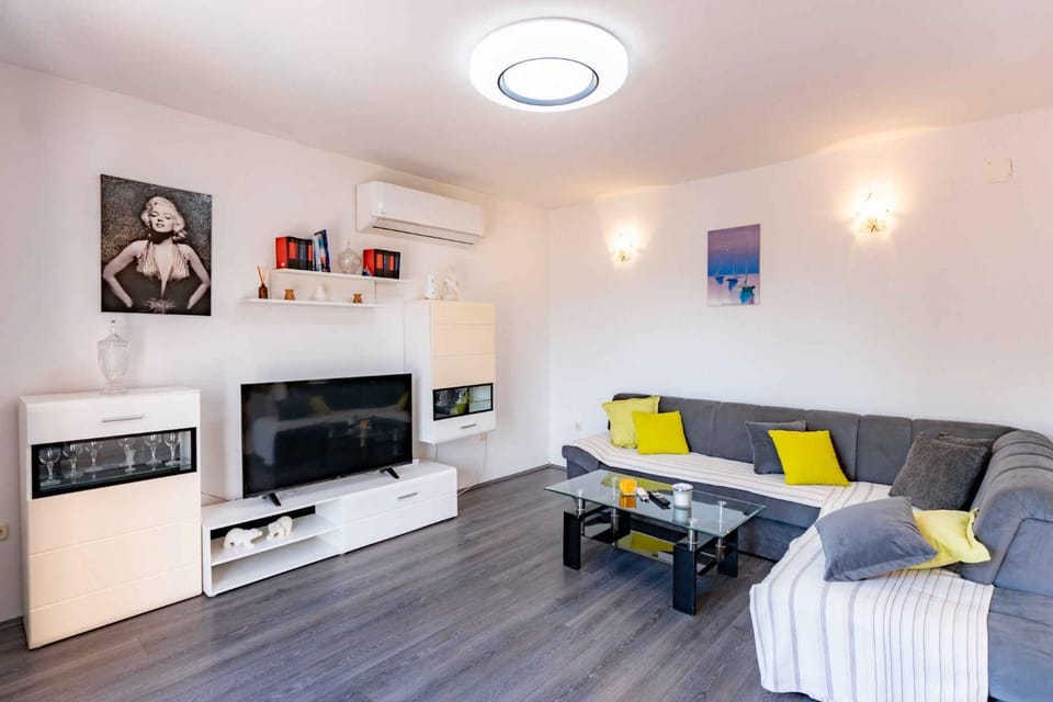 Living room, Seating area, Dining area, air conditioner