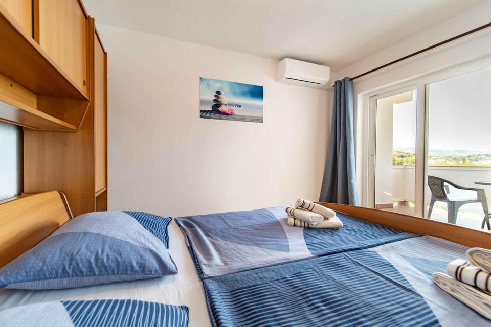 Bedroom, air conditioner