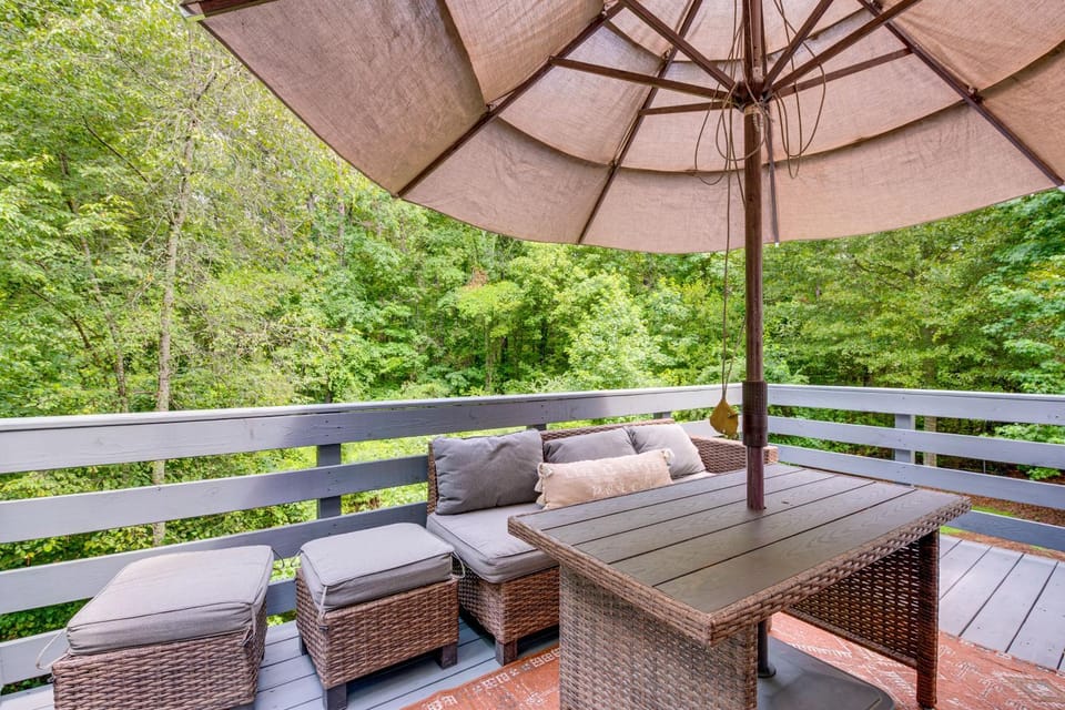 Game Room & Peaceful Deck: Dacula Family Home House in Georgia