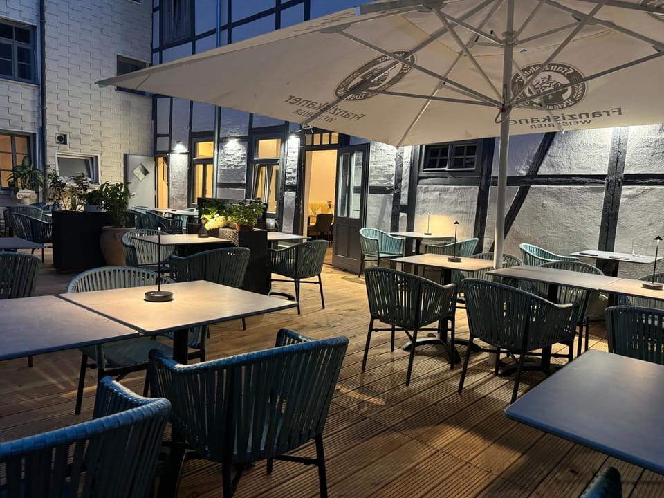 Patio, Restaurant/places to eat, Balcony/Terrace