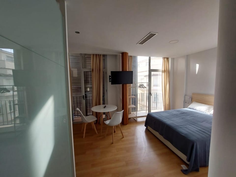 Bed, TV and multimedia, Living room