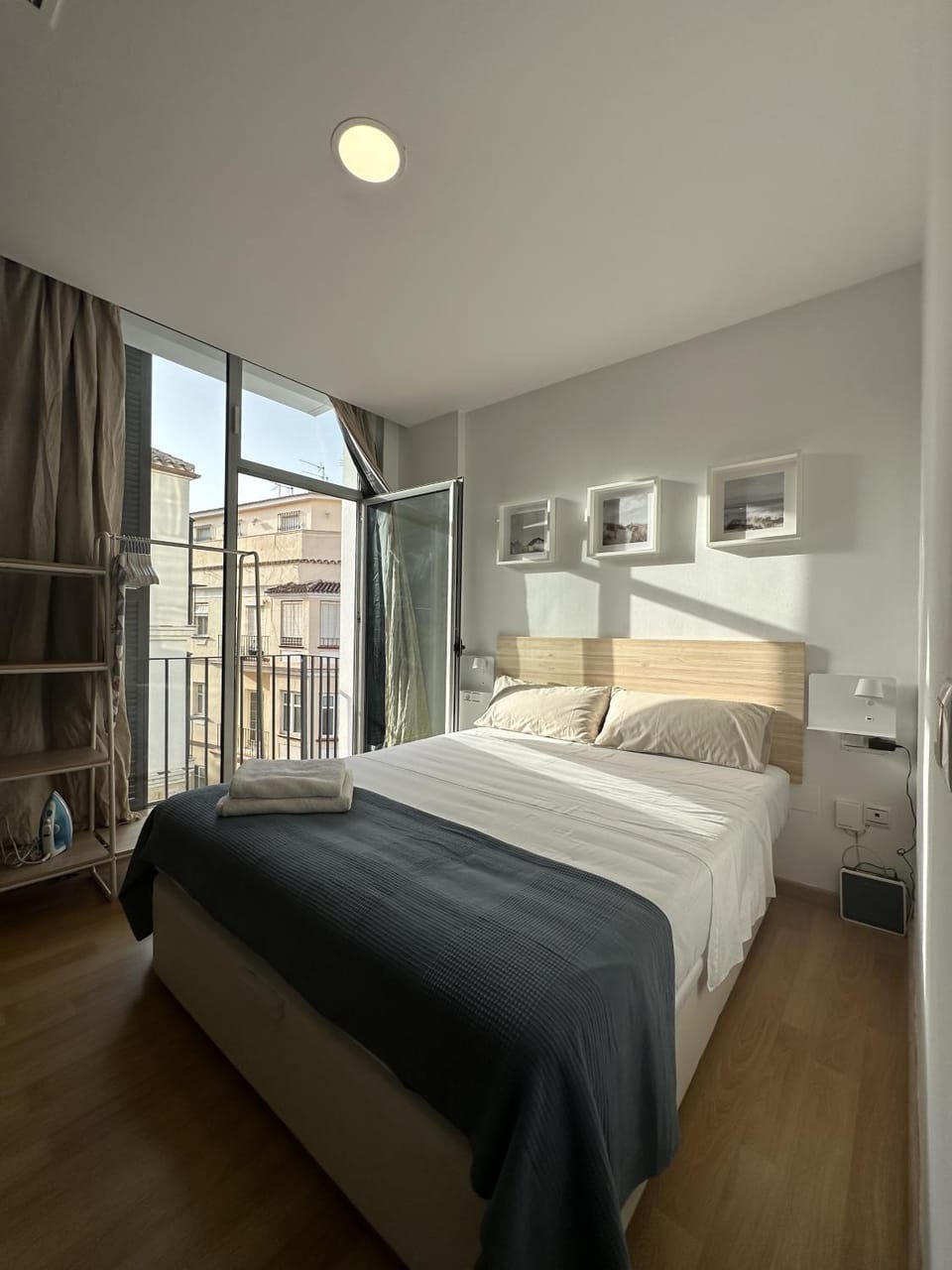 Bed, Day, City view