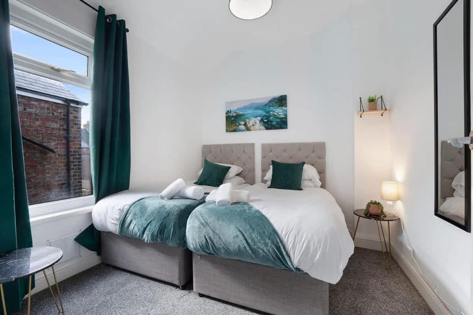 Classic 4-Bedroom Retreat close to Infinity Bridge House in England