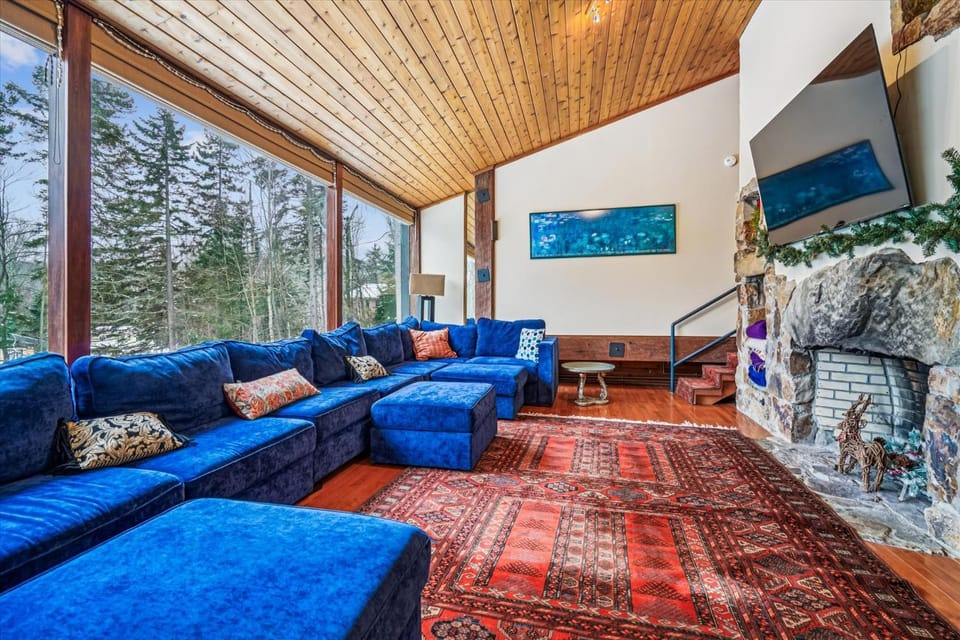 TV and multimedia, Living room, Seating area, Evening entertainment