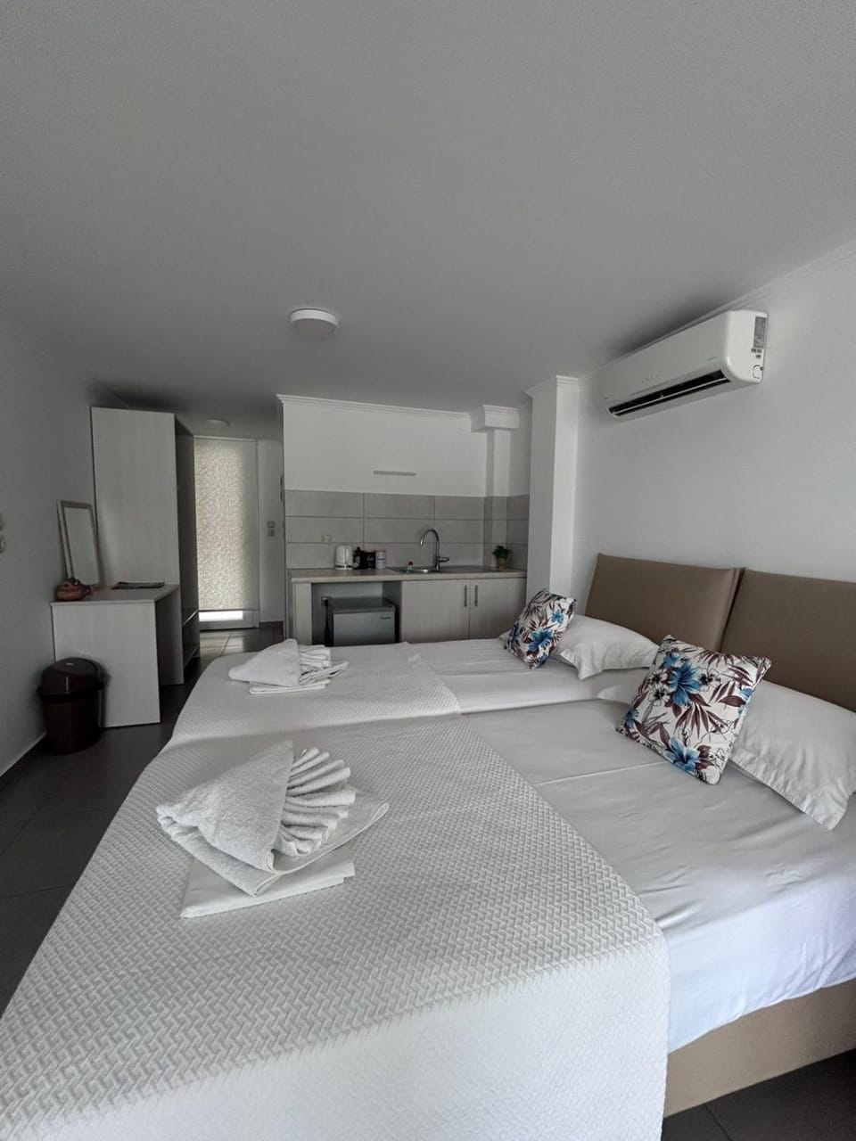 Bed, Kitchen or kitchenette, Bedroom, towels, air conditioner
